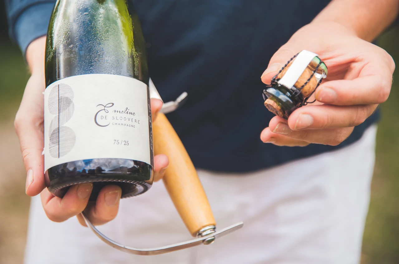 Vignobles en scène - l'Art du Sabrage chez Pressoria